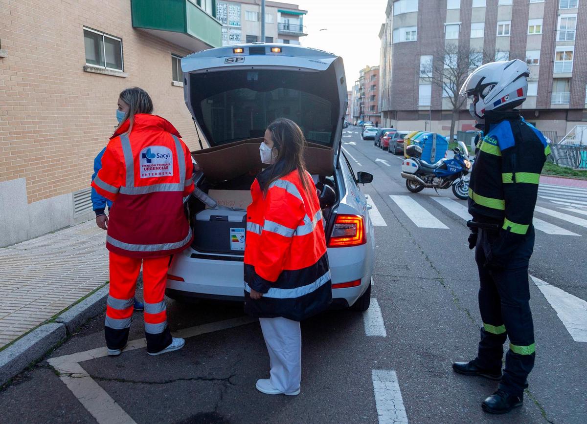 Personal sanitario transporta las vacunas hasta la primera residencia en la que se utilizaron en Salamanca.