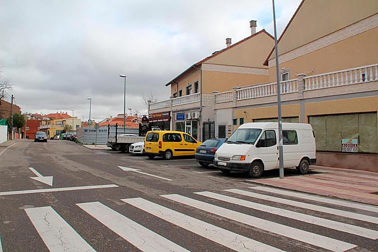 Comercios ubicados en la calle principal de Cabrerizos.
