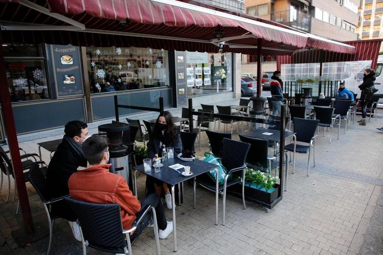 Varios clientes consumiendo en la terraza de un establecimiento de hostelería.