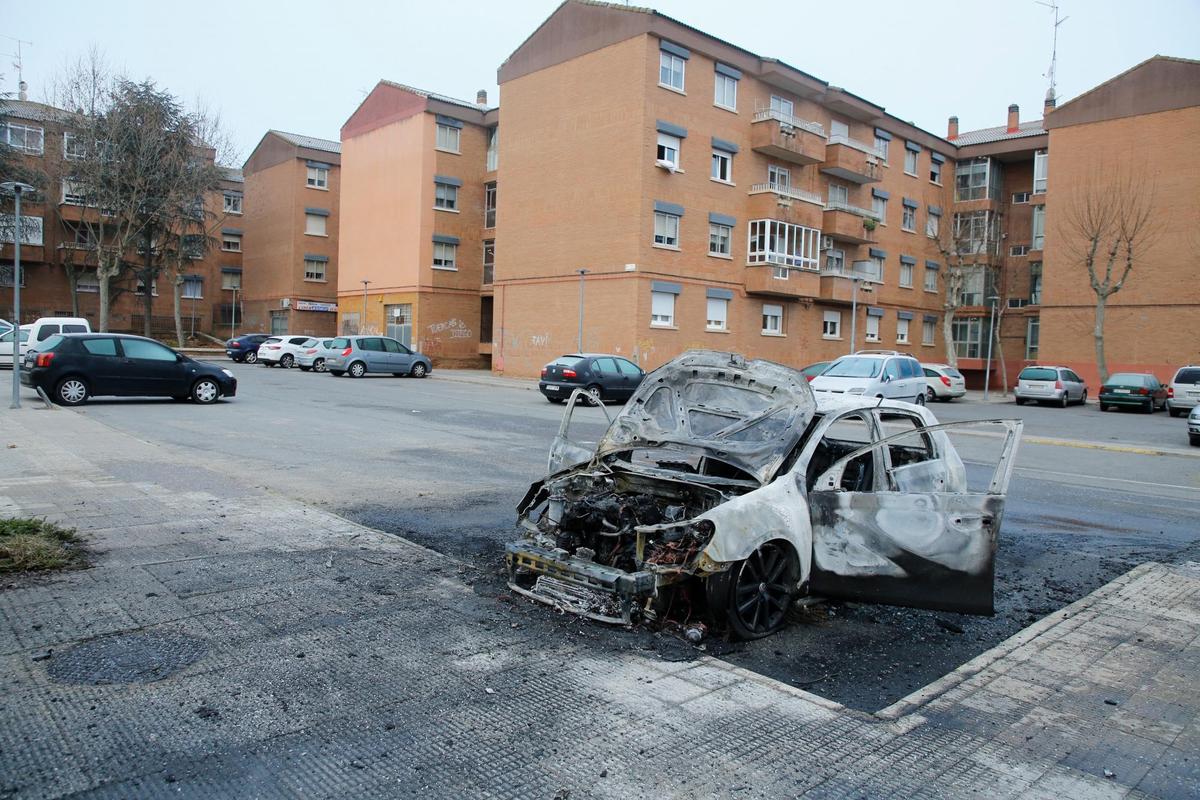 De este modo quedó el coche incendiado en el barrio de Buenos Aires