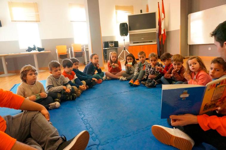 Actividad infantil de lectura en Villares de la Reina