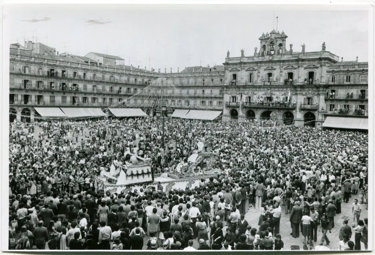 La Reina de las Fiestas de Salamanca, sobre su carroza, desfila por la Plaza Mayor.