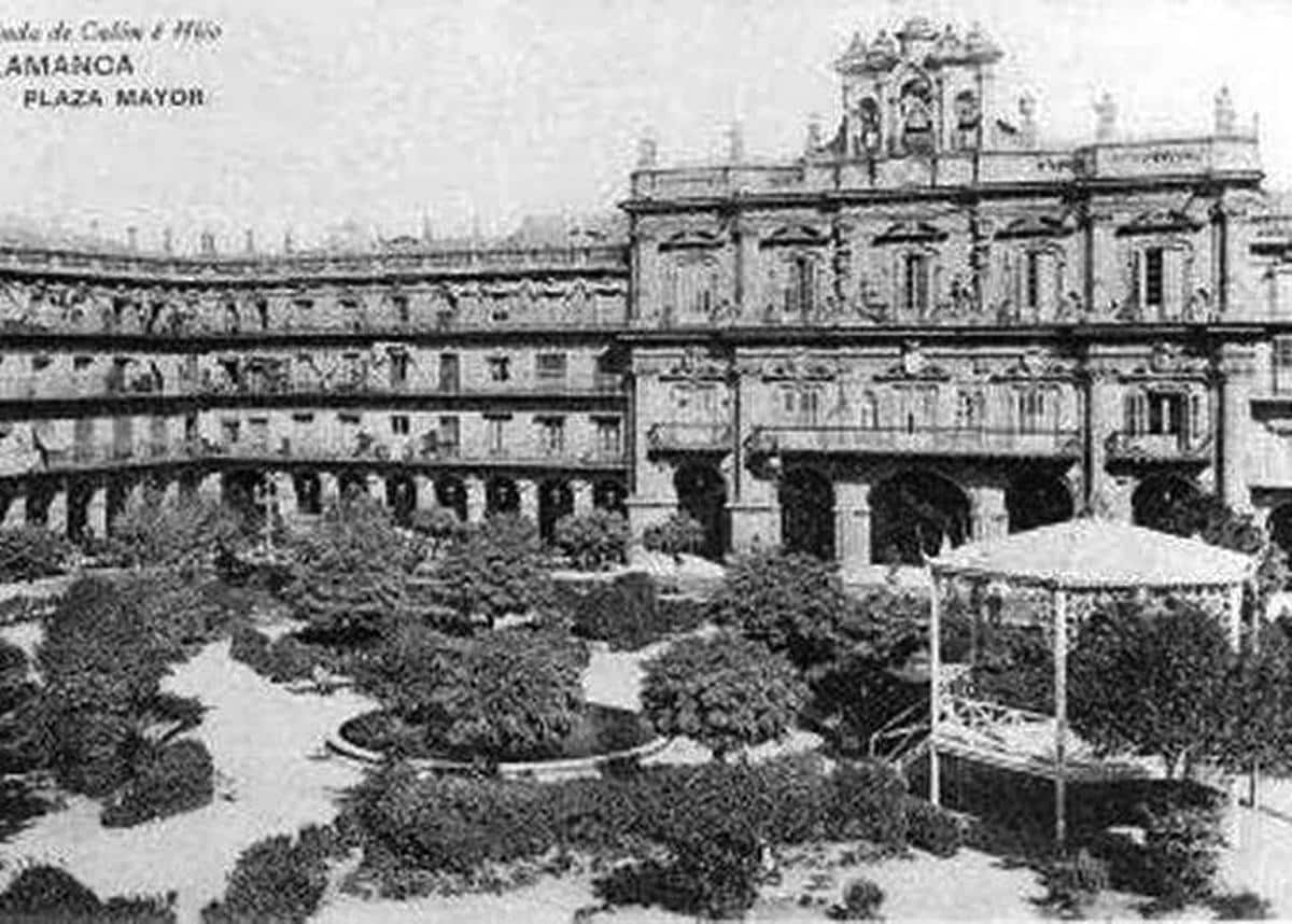 En 1901 ya se puede ver el templete en la Plaza.