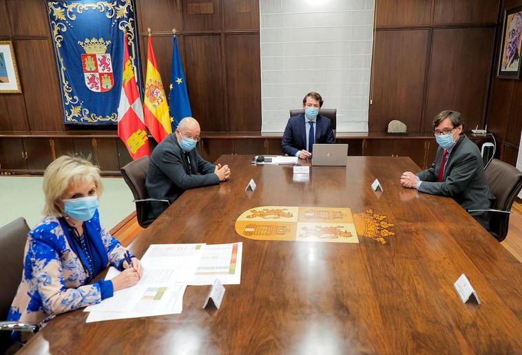 El presidente de la Junta, Alfonso Fernández Mañueco, (al fondo) en una reunión con Casado, Igea y el ministro de Sanidad, Salvador Illa.