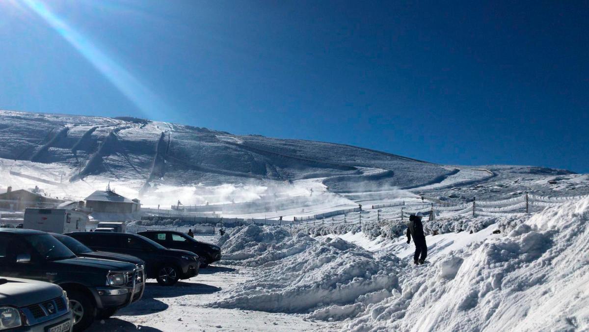 Imagen de los cañones de nieve encendidos en la zona de Debutantes para completar los espesores.