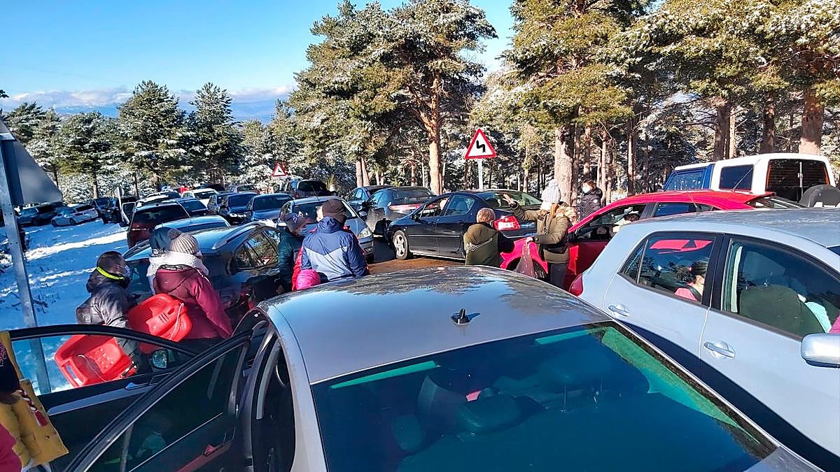 Imagen del colapso de coches el pasado domingo en la carretera de acceso a El Travieso en Candelario.