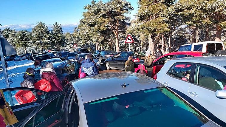 Imagen del colapso de coches el pasado domingo en la carretera de acceso a El Travieso en Candelario.