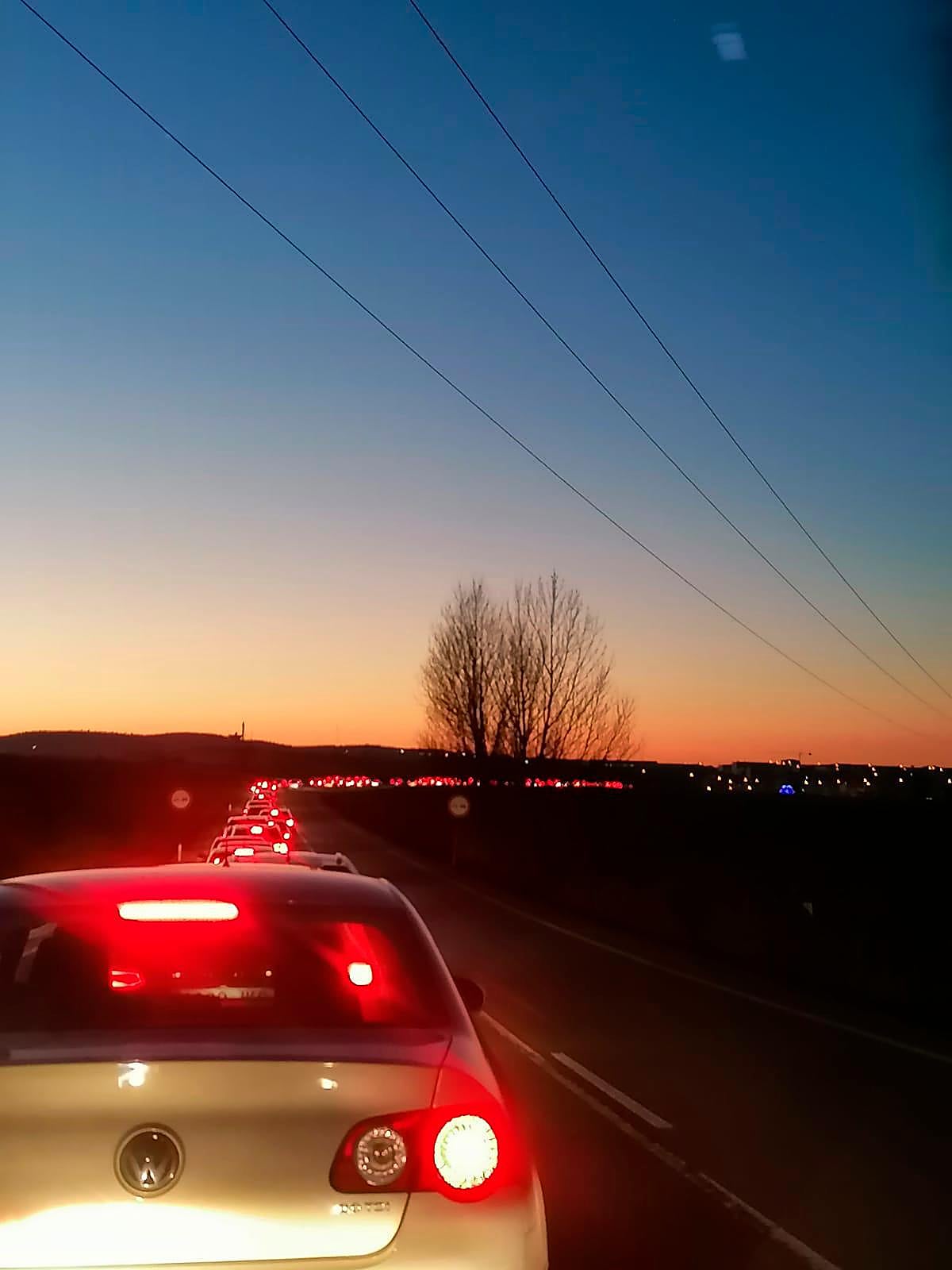 Cola de coches esperando para acudir a la recepción de los Reyes Magos. | L.G.