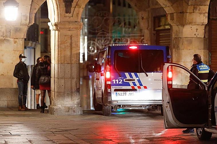 La Policía local, de inspección nocturna en la Plaza Mayor