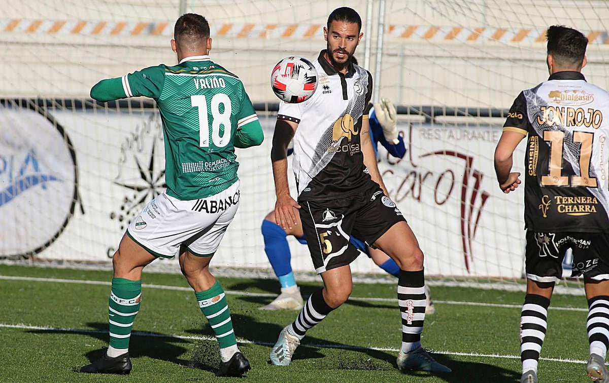 Mario Gómez en el choque ante el Coruxo.