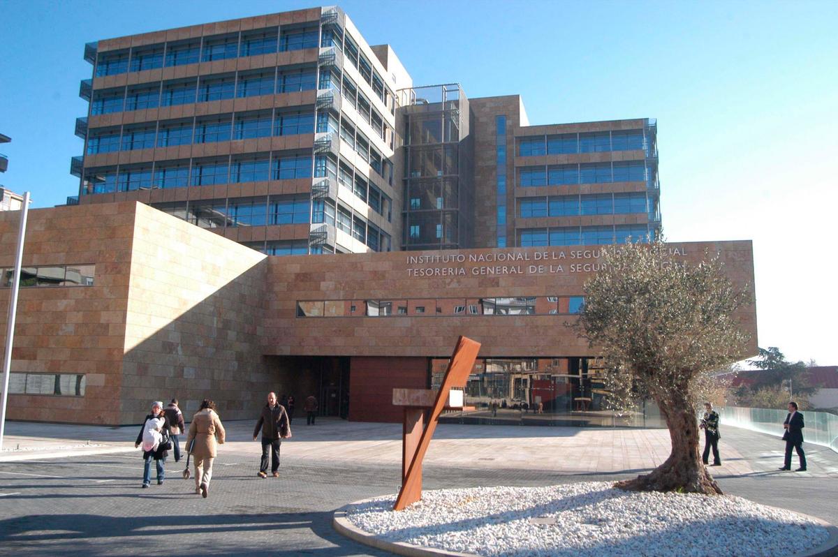 Edificio de la Seguridad Social en el paseo de Canalejas de Salamanca.