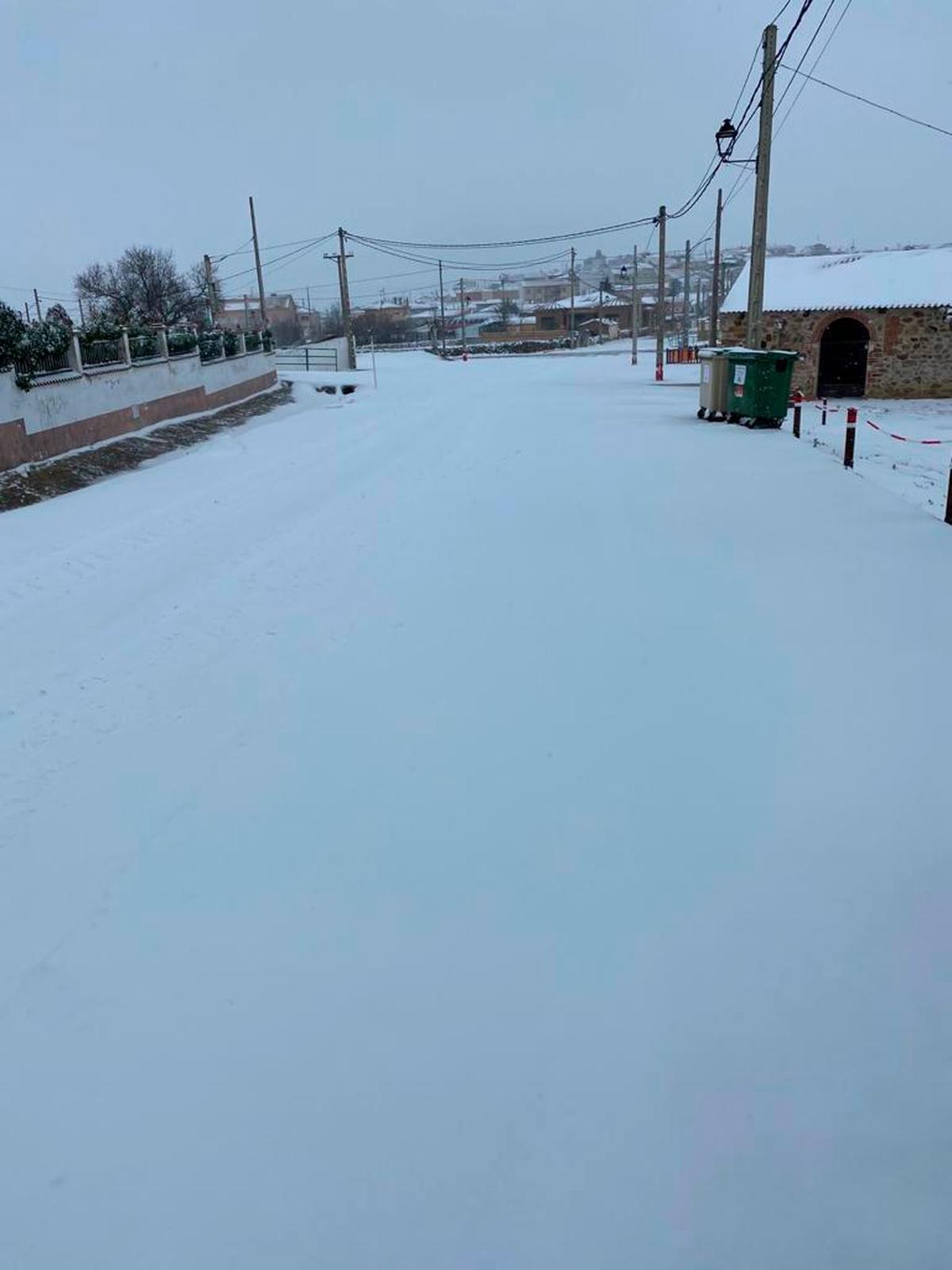 Las calles de Galinduste completamente cubiertas de blanco.