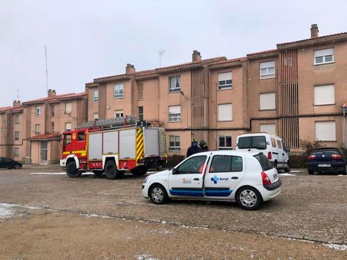 Bomberos y vehículo de Atención Primaria, en el lugar de los hechos.