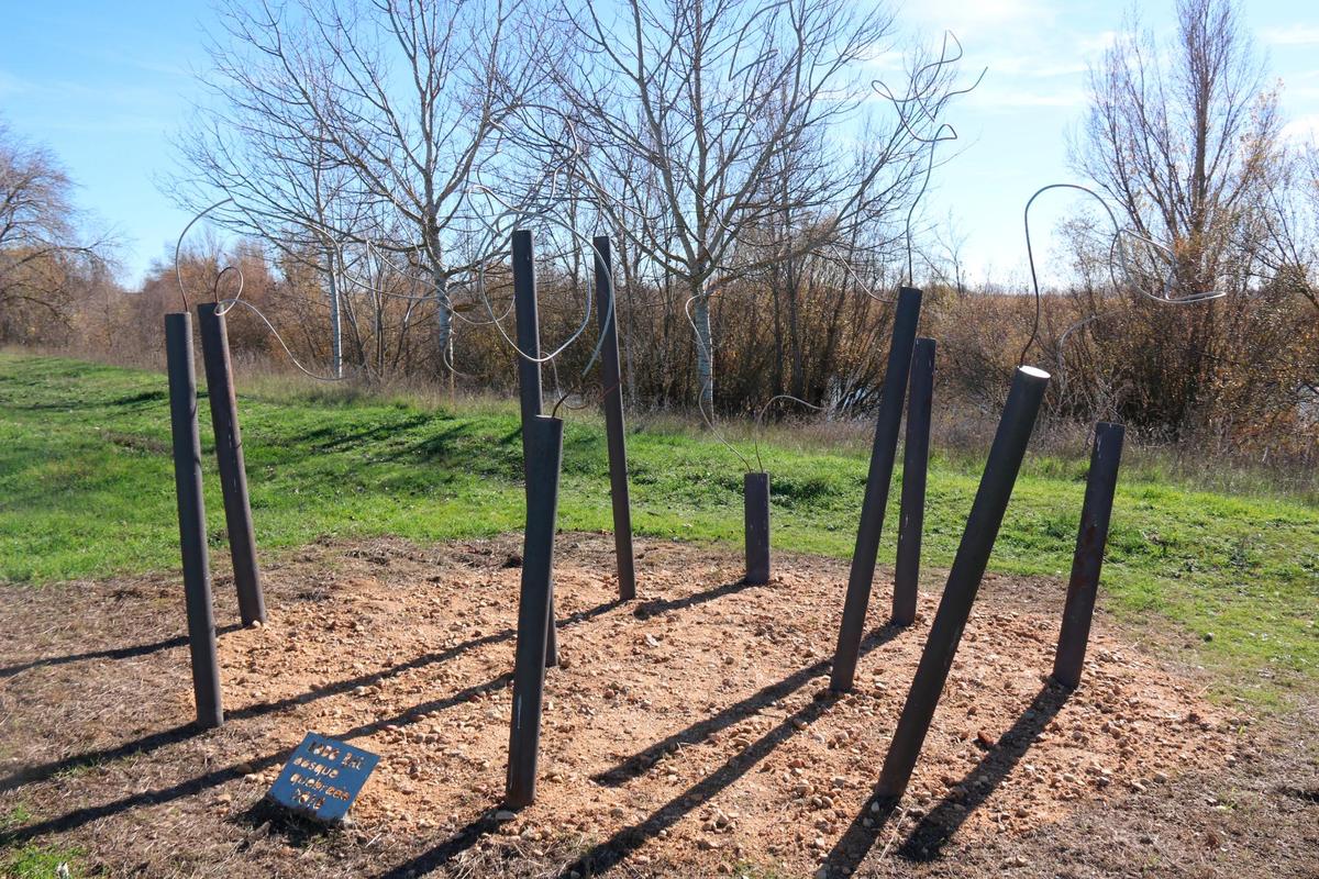 “Bosque quebrado”, de Bodo Rau, con hierro pintado y alambre.