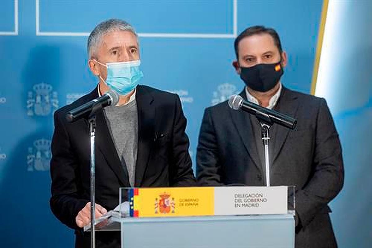 Ábalos junto a Fernando Grande-Marlaska en su comparencia