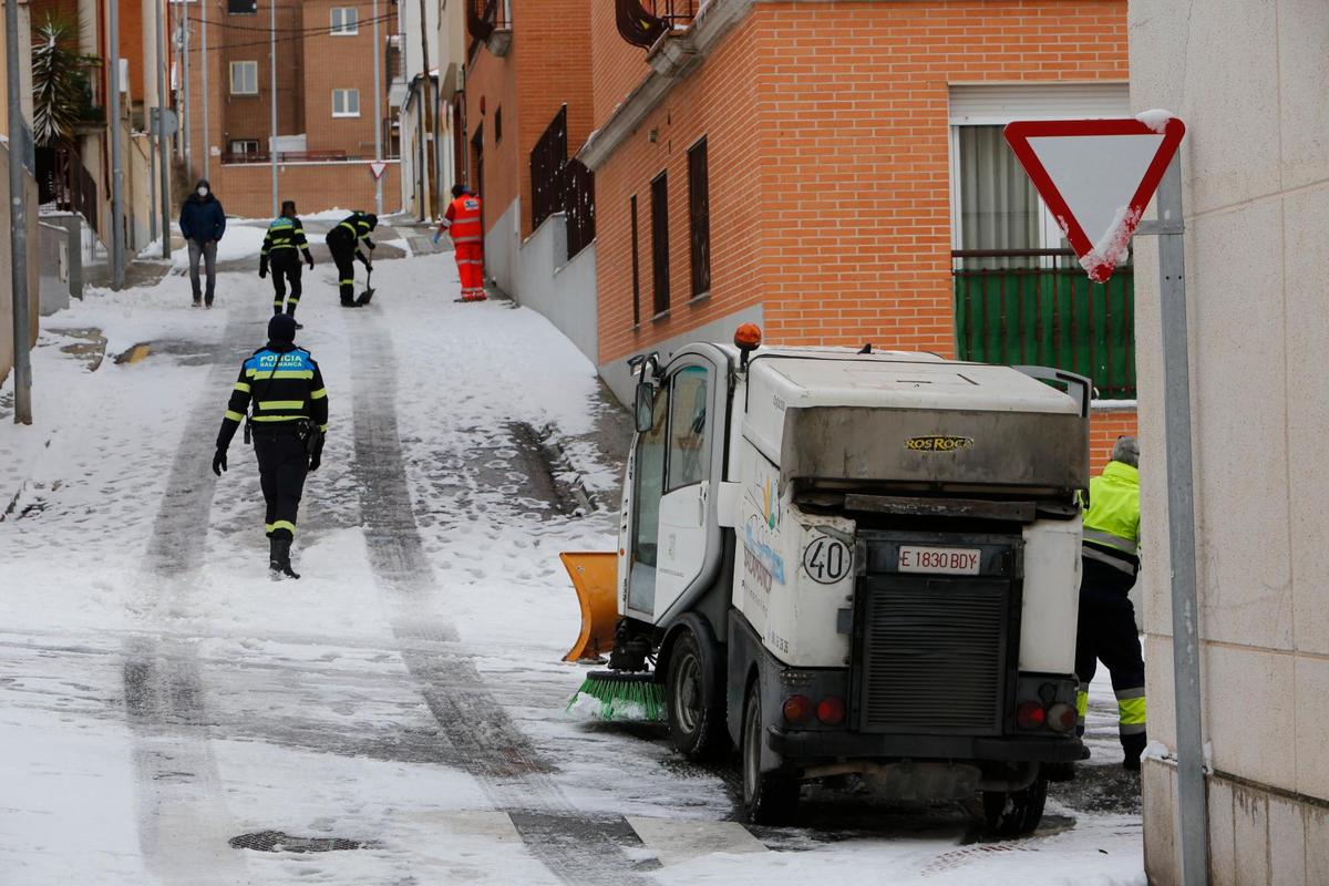 Agentes retirando nieve para atender una emergencia en el Barrio Blanco.