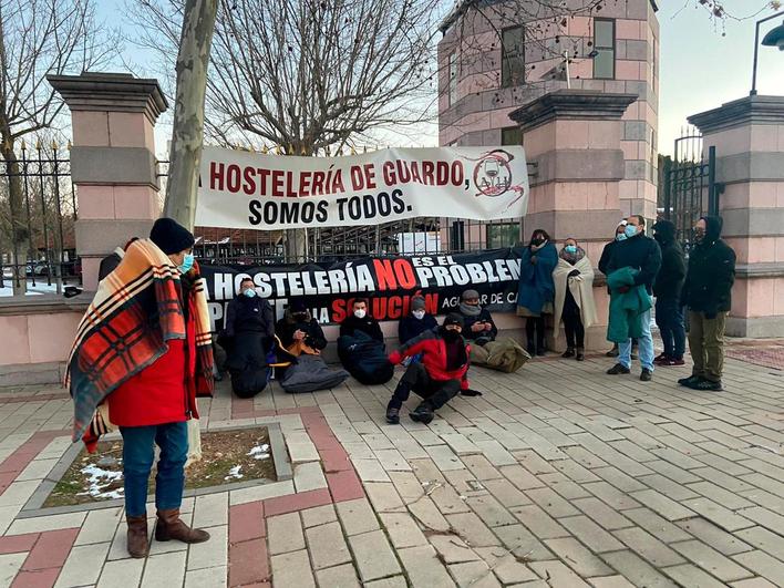 Los hosteleros salmantinos (a la derecha de la imagen) este lunes en Valladolid.