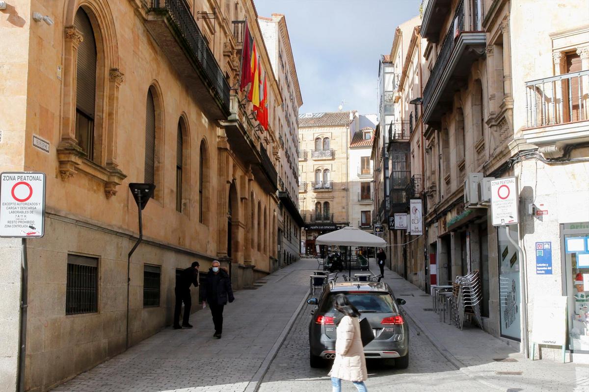 La calle Felipe Espino, donde se levanta la Diputación de Salamanca.