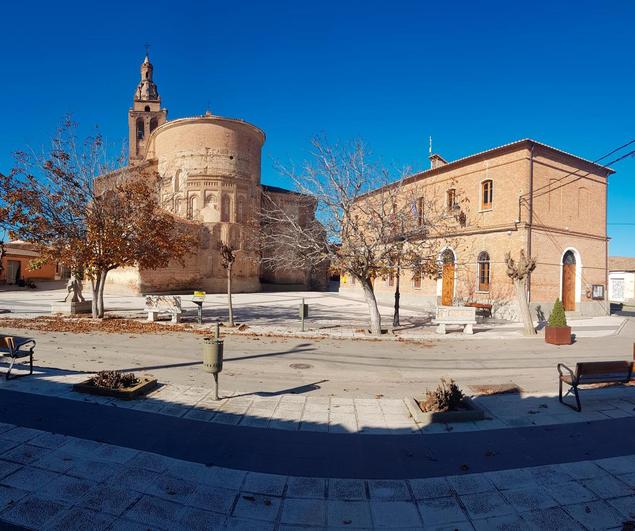 Plaza de la localidad ragameña con el Ayuntamiento y la iglesia parroquial del Salvador.