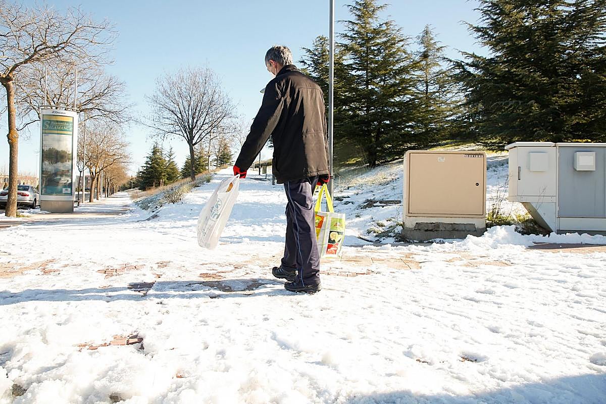 Un hombre caminando por una calle helada en Salamanca.