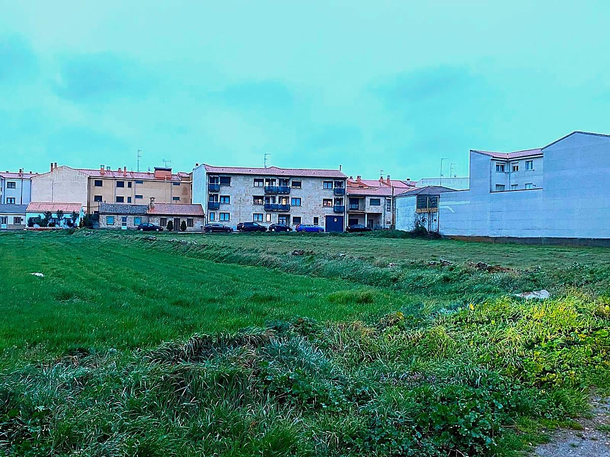 Terrenos en los que se ubicará el aparcamiento municipal de uso público y gratuito al final de la SA-300.