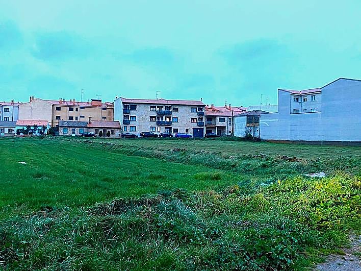 Terrenos en los que se ubicará el aparcamiento municipal de uso público y gratuito al final de la SA-300.