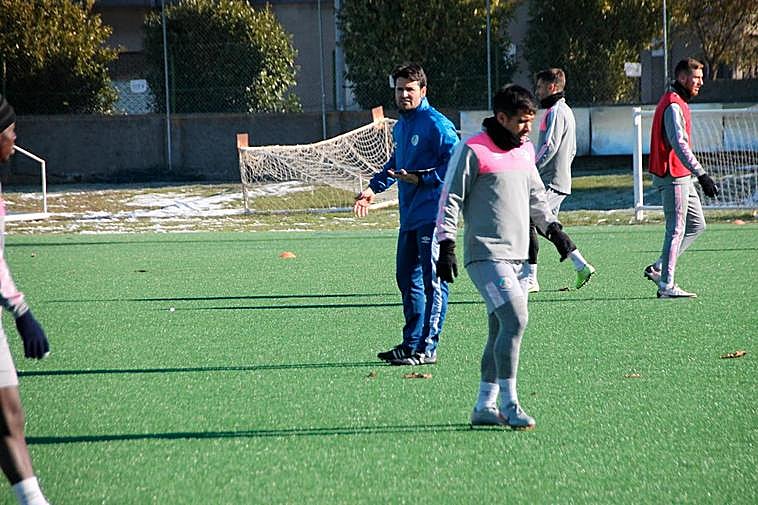 El técnico Lolo Escobar dirigiendo la sesión de entrenamiento de este jueves, que se realizó en El Tori.
