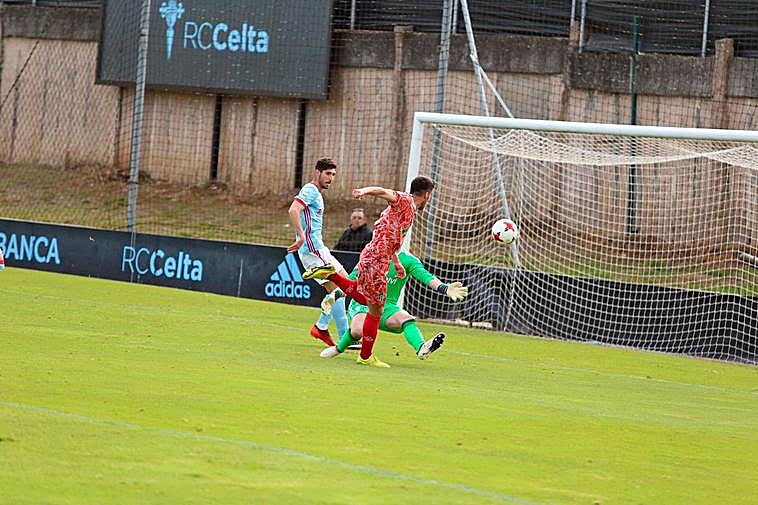 Encuentro de una temporada pasada entre el Celta B y el Guijuelo.