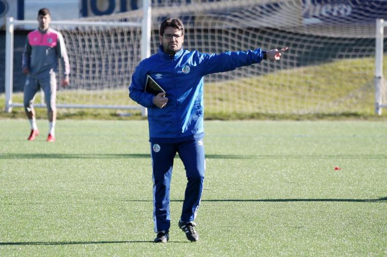 Lolo Escobar dirigiendo un entrenamiento del Salamanca.