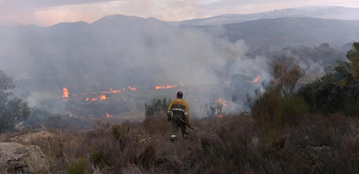 Los efectivos tratando de apagar el fuego.