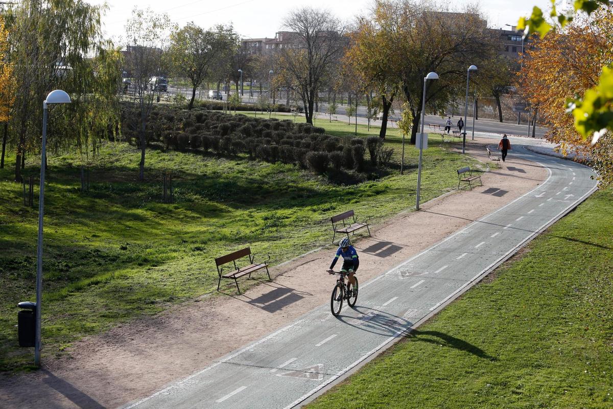 Un ciclista circulando por el carril bici en Salamanca.