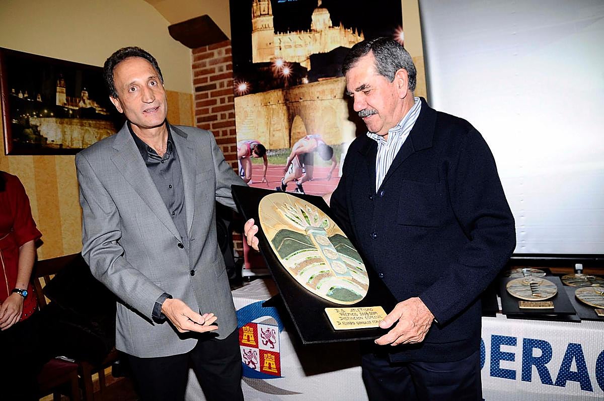 Álvaro González (dcha.), recibiendo una distinción de la Delegación Provincial de Atletismo