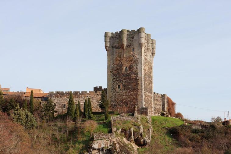 El Castillo de Monleón domina, con su majestuosa y esbelta Torre del Homenaje, la localidad y también la zona del alto Alagón.