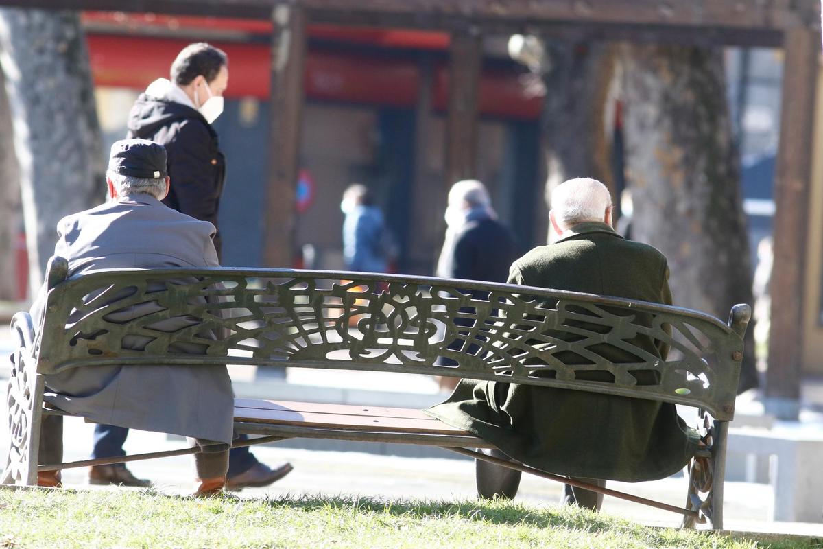 Dos mayores ayer en el parque de La Alamedilla.