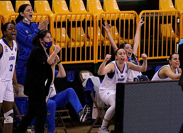 El banquillo del Perfumerías Avenida celebra una canasta.