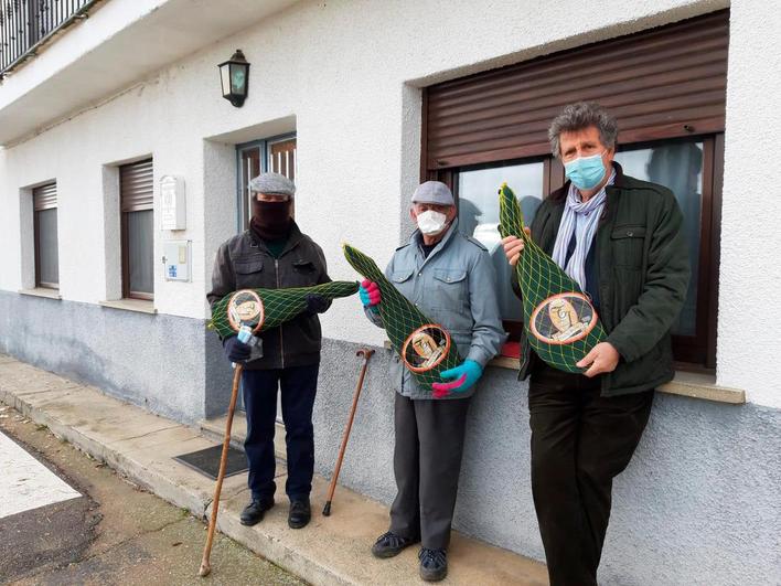 Algunos vecinos de Valdelosa mostrando las paletillas recibidas