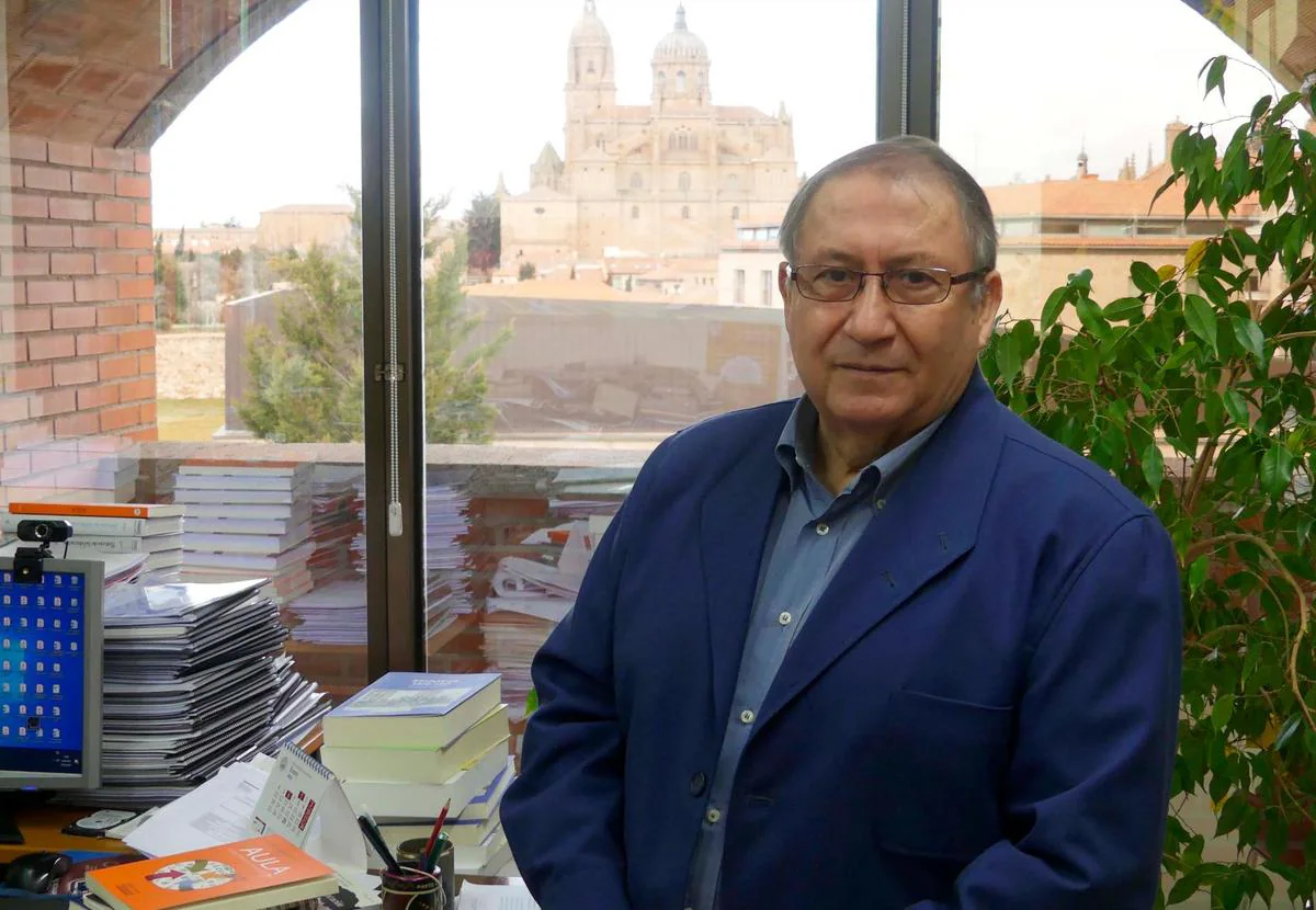 José María Hernández en su despacho en la Facultad de Educación.