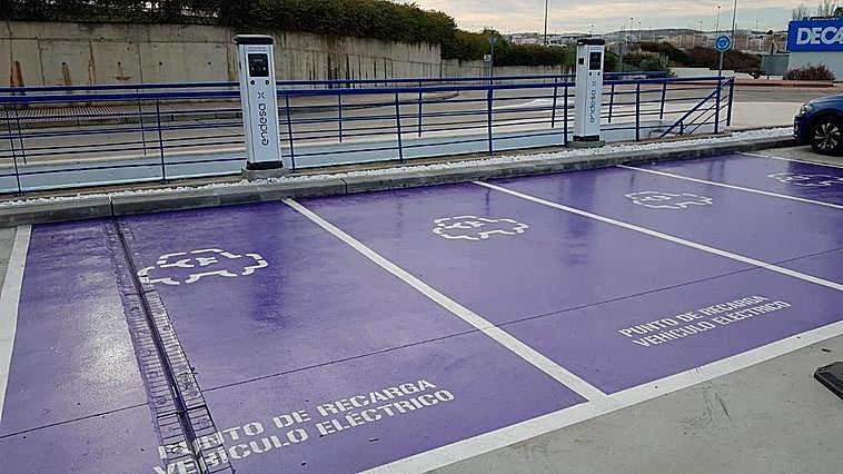 Los puntos de recarga de vehículos eléctricos en el aparcamiento de E.Leclerc