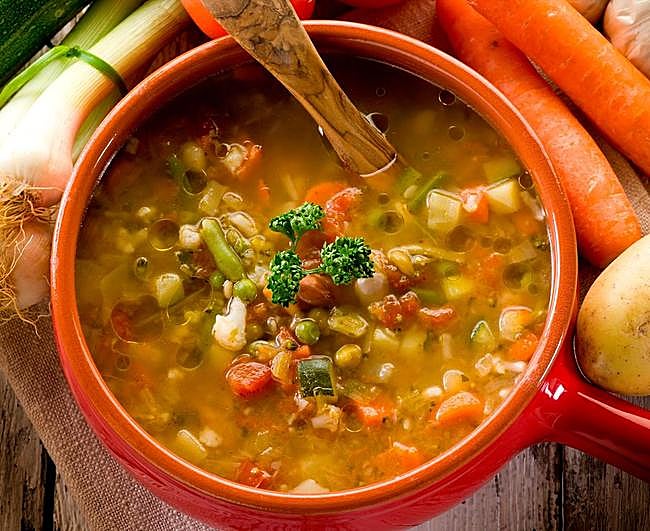 Sopa de verduras minestrone.