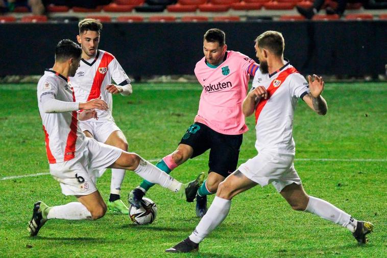 Messi rodeado de jugadores del Rayo.