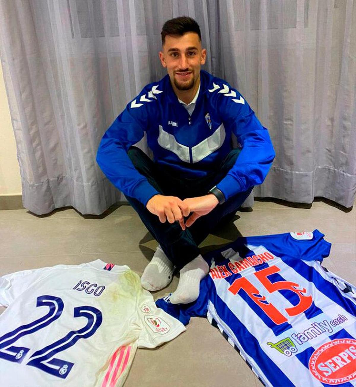 Camacho con las camisetas del Madrid y del Alcoyano.