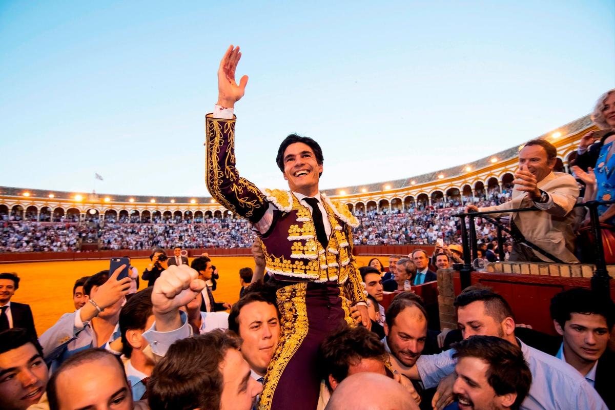 Pablo Aguado, a hombros en La Maestranza.