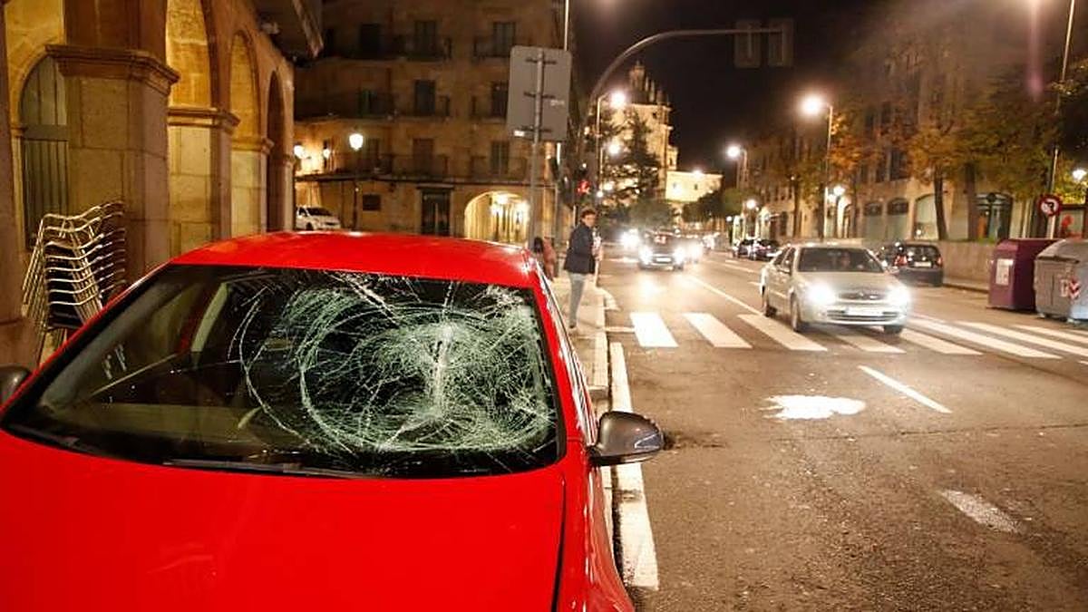 Estado en el que quedó un turismo tras un atropello en Gran Vía.