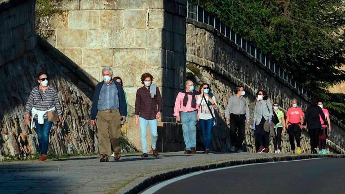 Salmantinos dando un paseo durante la pasada primavera.