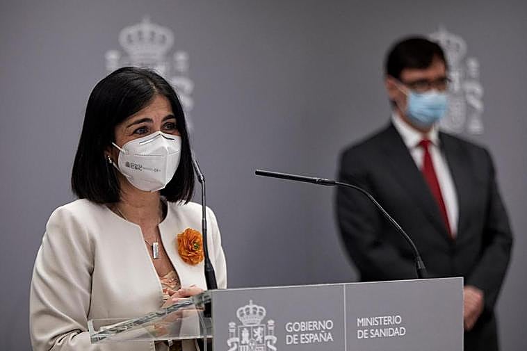 Carolina Darias, tras jurar su cargo como ministra de Sanidad con Illa de fondo.