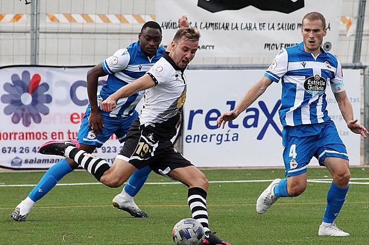 Pepe Carmona arma la pierna para disparar en el choque ante el Deportivo en el Reina Sofía.