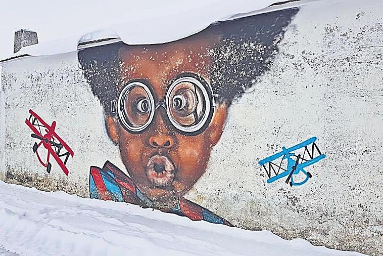 “Aviador”, del artista Manuel Catllá, realizado sobre otro muro del pueblo.