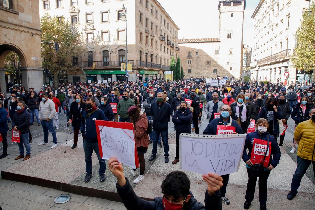 Hosteleros concentrados en una protesta en la plaza de la Constitución.