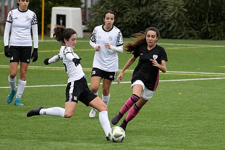 Saza, autora del tanto del triunfo ante el Madrid CFF, golpea un balón con su pierna derecha.