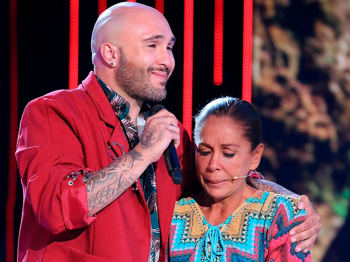 Isabel Pantoja junto a su hijo.